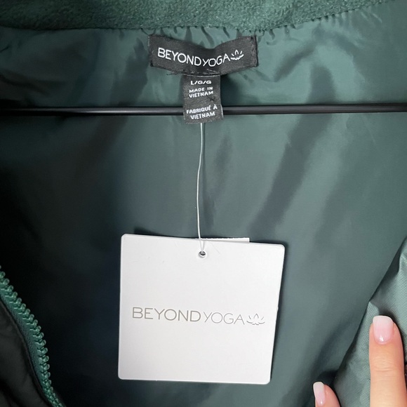 NWT Beyond Yoga big cozy puffer vest emerald green large - Picture 6 of 9